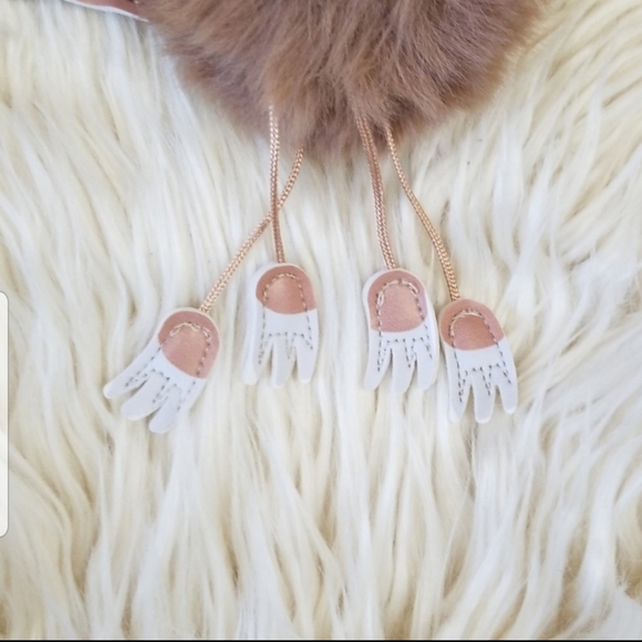 SOLD OUT !🎁Sloth pom keychain NWT - Picture 4 of 7